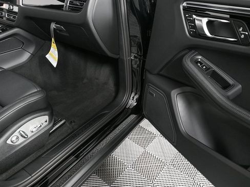 Used 2025 Porsche Macan image 26