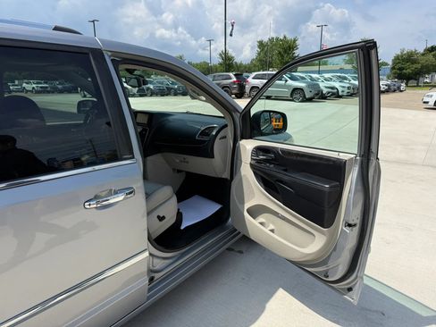 Used 2013 Chrysler Town & Country Limited w/ Luxury Group FWD image 28