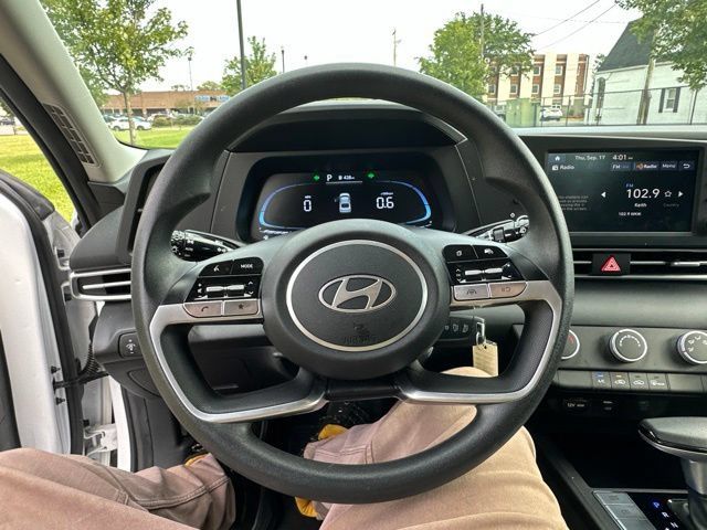Used 2024 Hyundai Elantra SE FWD image 35