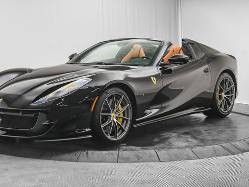 Used 2022 Ferrari 812 GTS image 4