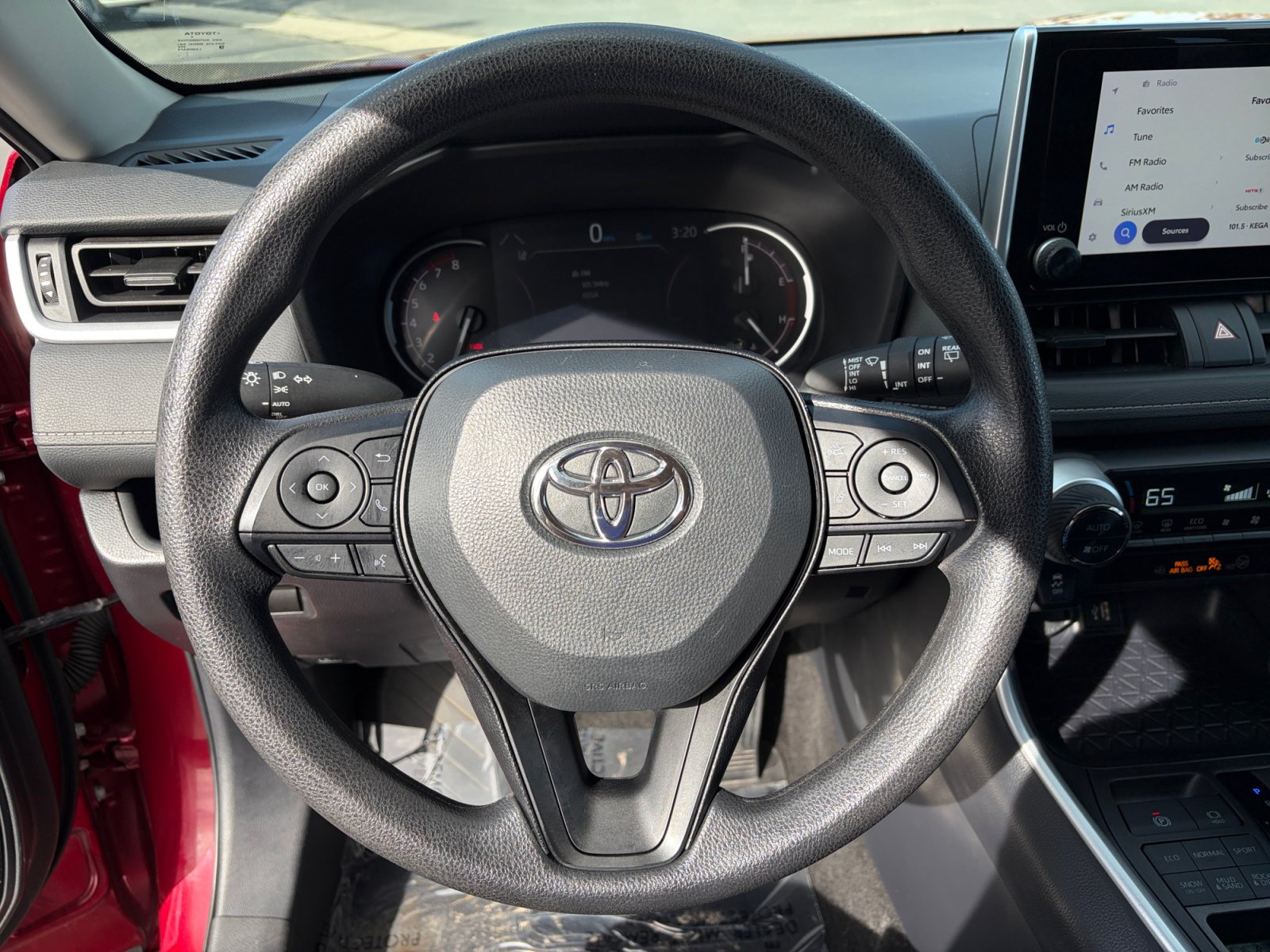 Used 2025 Toyota RAV4 XLE AWD/4WD image 12