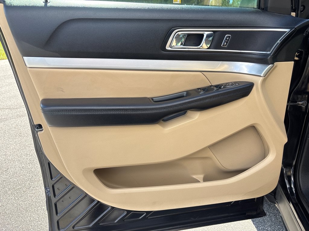 Used 2017 Ford Explorer XLT w/ Equipment Group 202A FWD image 10