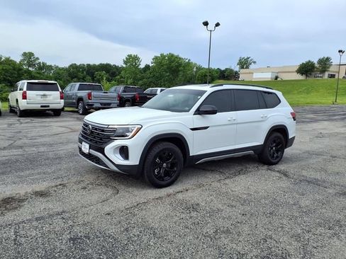 Used 2025 Volkswagen Atlas Peak Edition SE AWD/4WD image 37