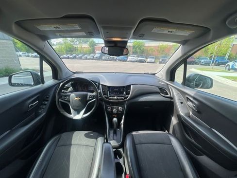 Used 2020 Chevrolet Trax LT w/ LT Convenience Package AWD/4WD image 17