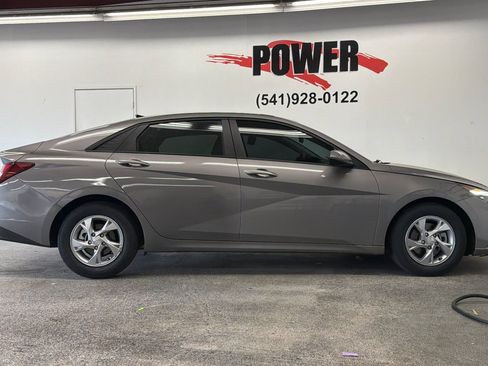 Used 2022 Hyundai Elantra SE FWD image 2