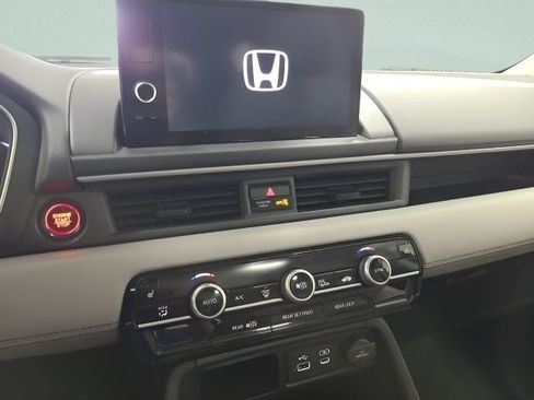 Used 2023 Honda Pilot Touring image 32