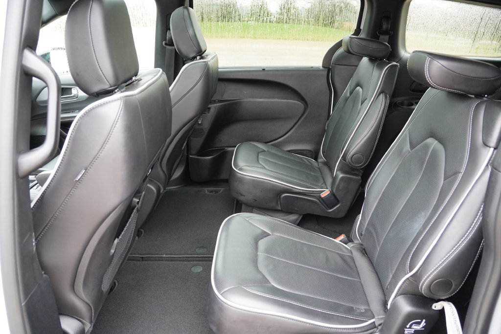 Certified 2026 Chrysler Pacifica Limited FWD image 16