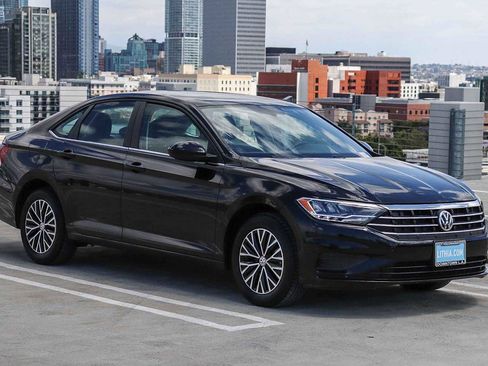 Used 2019 Volkswagen Jetta SE w/ Cold Weather Package FWD image 3