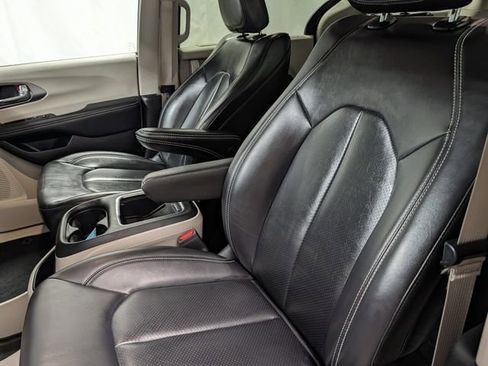 Used 2023 Chrysler Pacifica Touring-L AWD/4WD image 9