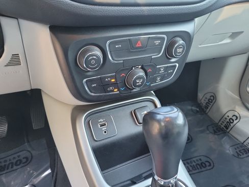Used 2021 Jeep Compass Latitude FWD image 19