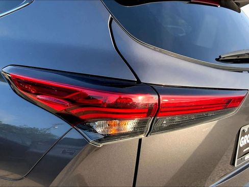 Used 2022 Toyota Highlander Platinum FWD image 29