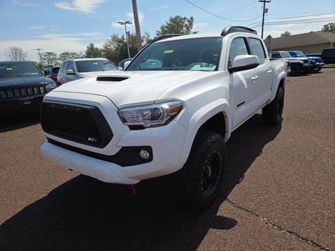 Used 2017 Toyota Tacoma TRD Sport w/ Tow Package (A/T) AWD/4WD image 7