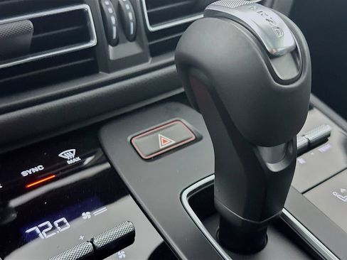 Certified 2026 Porsche Macan AWD/4WD image 18