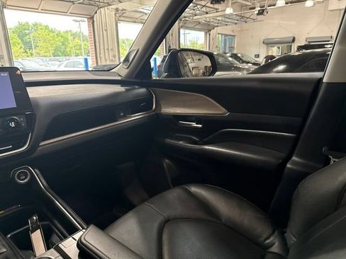 Used 2025 Toyota Grand Highlander AWD image 16