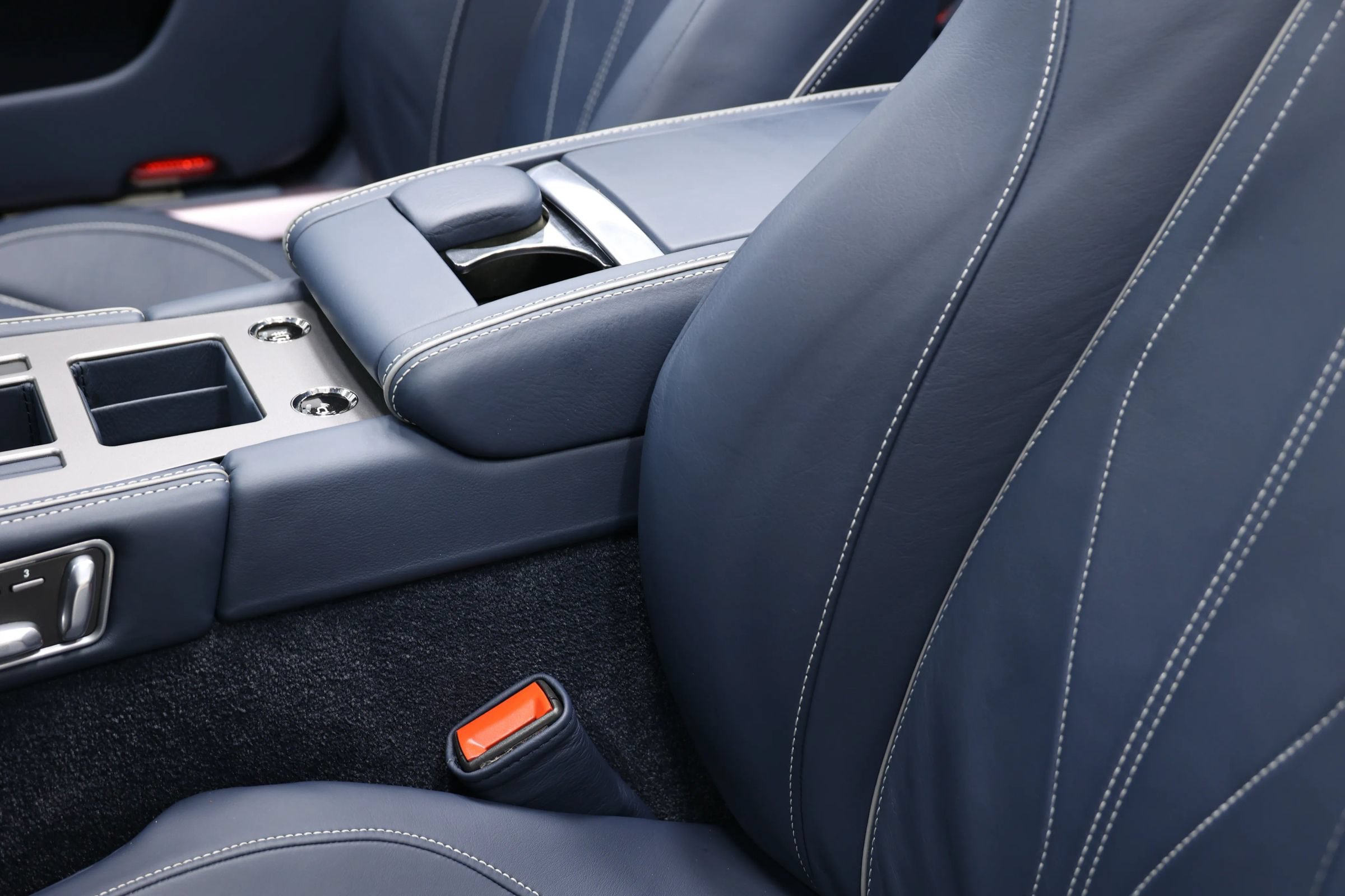 Used 2012 Aston Martin Virage Volante RWD image 20