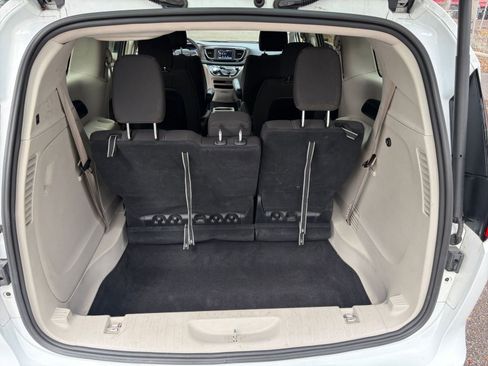 Used 2022 Chrysler Voyager LX image 30