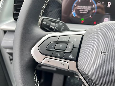 New 2025 Volkswagen Tiguan SE image 13