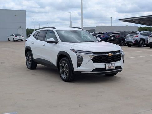 Used 2025 Chevrolet Trax LT FWD image 7