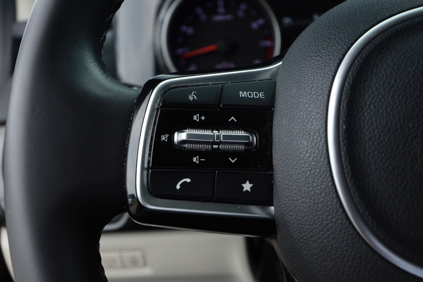 Used 2024 Kia Carnival EX FWD image 11