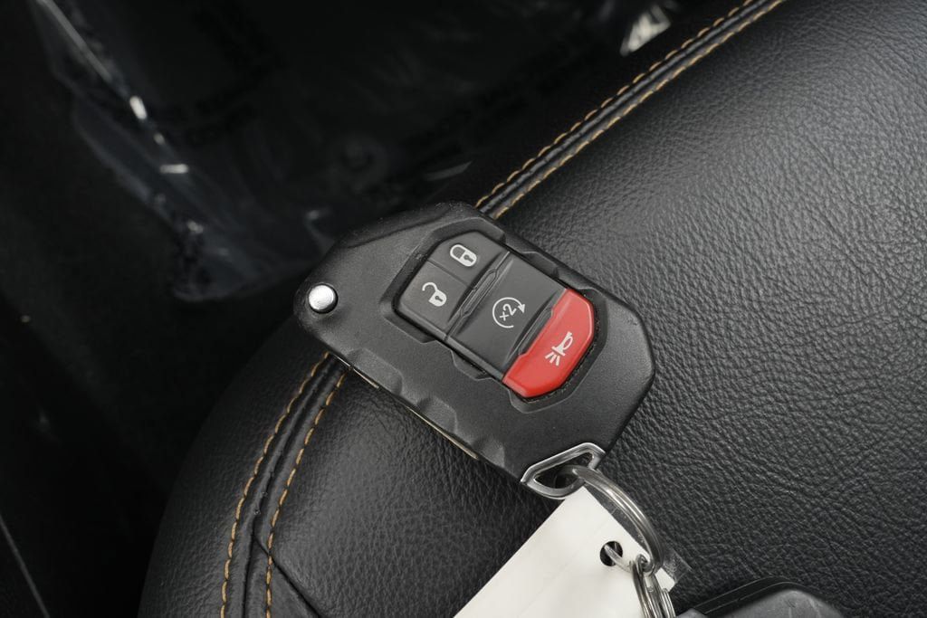 Used 2024 Jeep Wrangler Unlimited Sahara w/ Technology Group AWD/4WD image 60