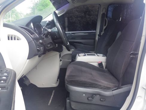 Used 2011 Chrysler Town & Country Touring FWD image 11