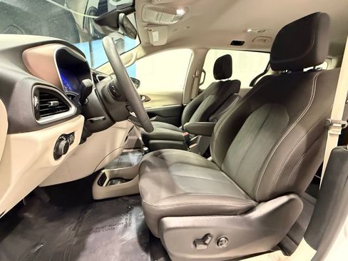 Used 2024 Chrysler Voyager LX image 14