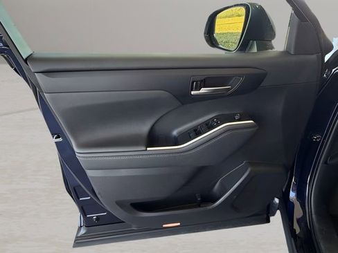Used 2023 Toyota Highlander XLE image 16