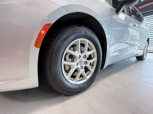Used 2023 Chrysler Pacifica Touring-L FWD image 16