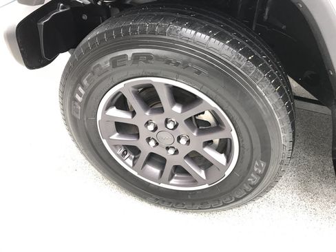 Used 2021 Jeep Gladiator Overland w/ Popular Equipment Package AWD/4WD image 9