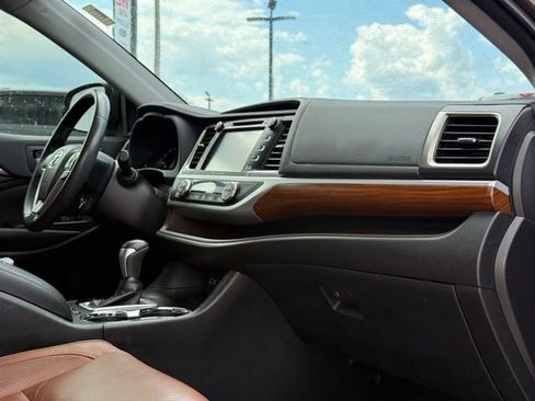 Used 2019 Toyota Highlander Limited FWD image 17