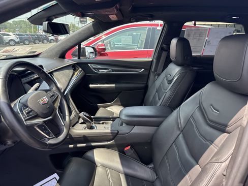 Used 2017 Cadillac XT5 Platinum w/ Driver Assist Package image 10