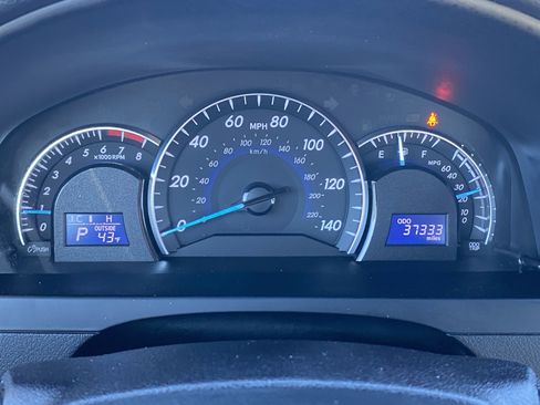 Used 2014 Toyota Camry L image 11