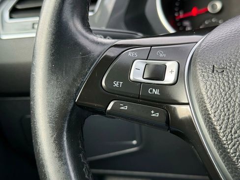 Used 2018 Volkswagen Tiguan SE w/ Panoramic Sunroof Package image 28