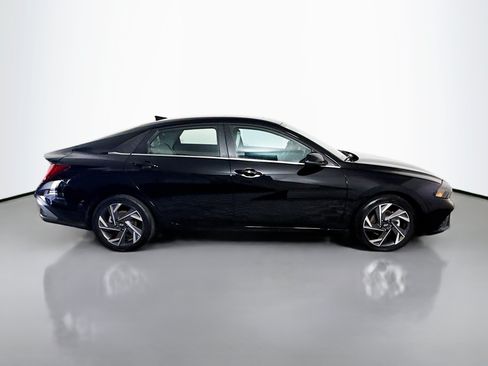 Used 2025 Hyundai Elantra Limited FWD image 11