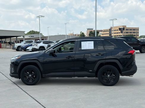 Used 2024 Toyota RAV4 LE AWD/4WD image 3