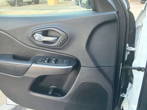 Used 2020 Jeep Cherokee Limited FWD image 4