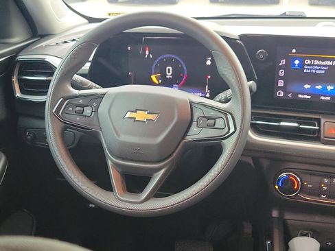 Used 2025 Chevrolet TrailBlazer LS w/ LS Convenience Package FWD image 17