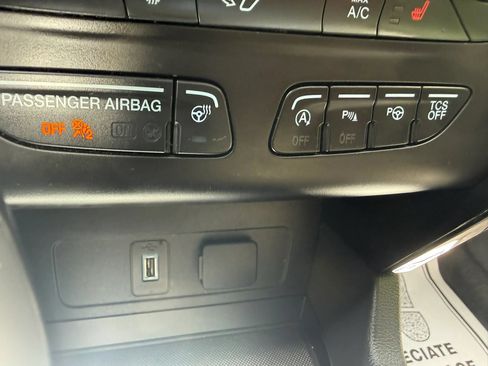 Used 2018 Ford Escape Titanium w/ Ford Safe & Smart Package FWD image 19