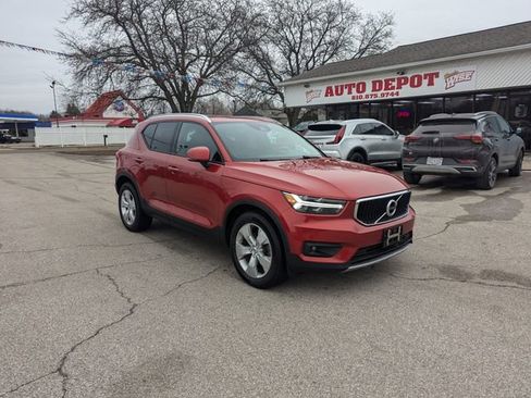 Used 2021 Volvo XC40 T4 Momentum image 1
