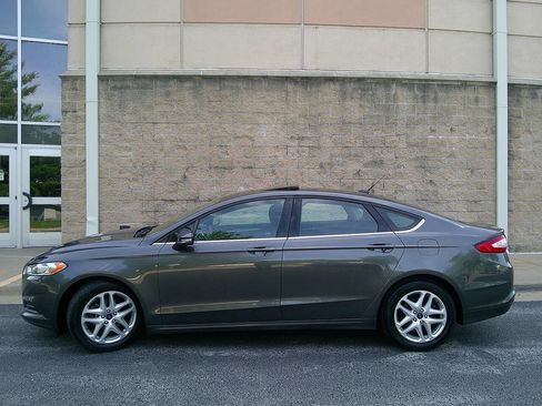 Used 2016 Ford Fusion SE FWD image 5
