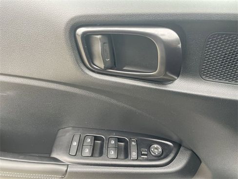 Used 2022 Hyundai Venue Limited image 21