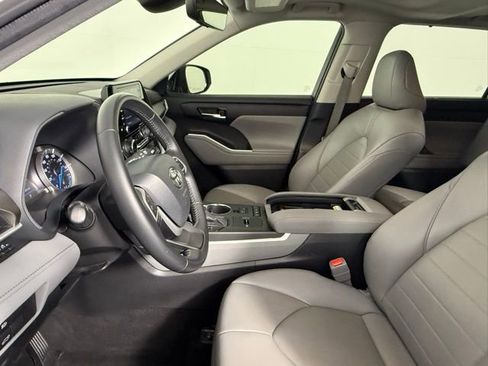 Used 2022 Toyota Highlander XLE image 26