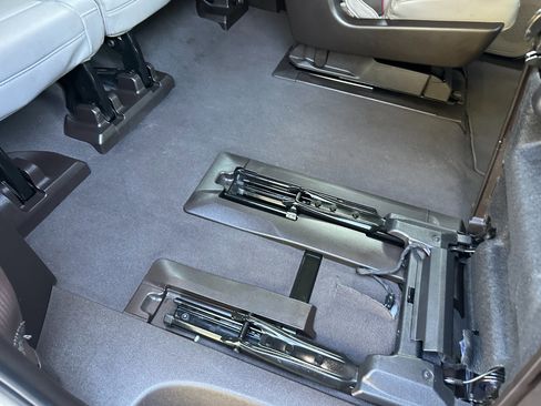 Used 2024 GMC Yukon XL SLT w/ SLT Luxury Package image 29