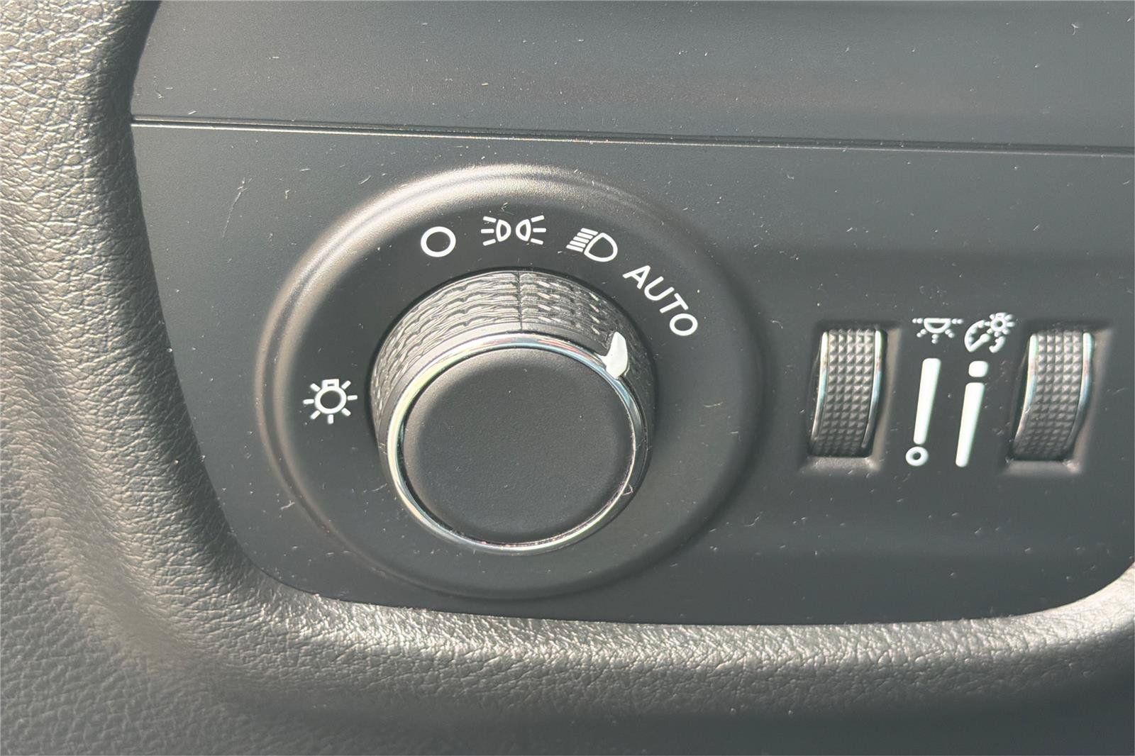 Used 2023 Jeep Grand Cherokee Laredo w/ Luxury Tech Group I AWD/4WD image 17