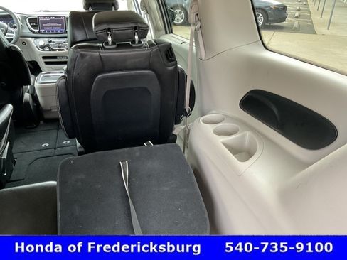 Used 2024 Chrysler Pacifica Touring-L FWD image 23