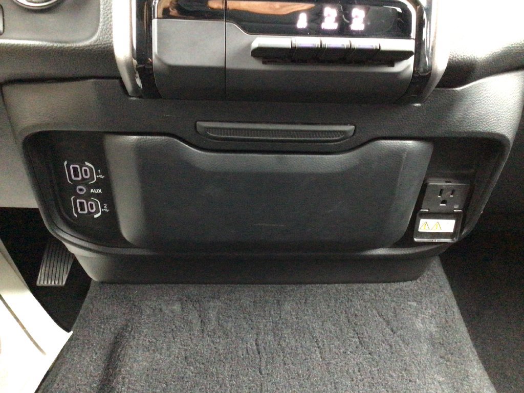 Used 2025 RAM 1500 Laramie AWD/4WD image 32