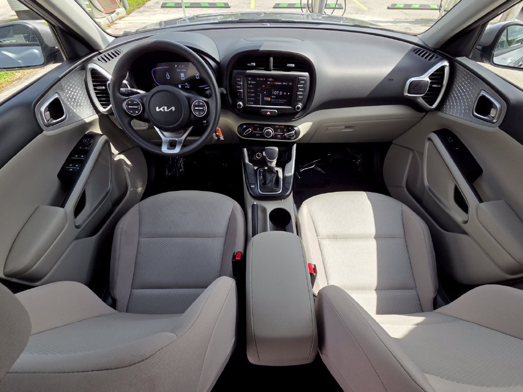 Used 2025 Kia Soul LX w/ LX Technology Package FWD image 25