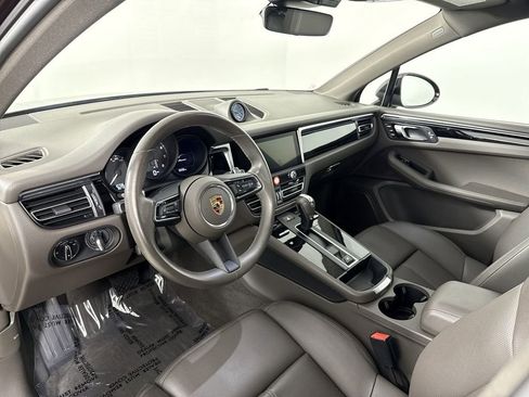 Certified 2025 Porsche Macan AWD/4WD image 4