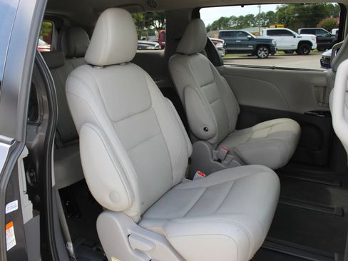 Used 2020 Toyota Sienna XLE AWD/4WD image 25