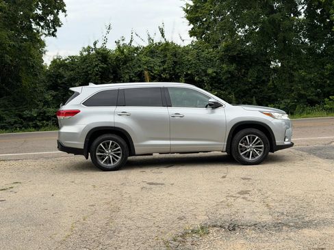 Used 2017 Toyota Highlander XLE w/ Carpet Mat Package AWD/4WD image 5